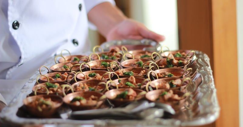 Chefs en cuisine : pourquoi ils quittent le restaurant pour le traiteur